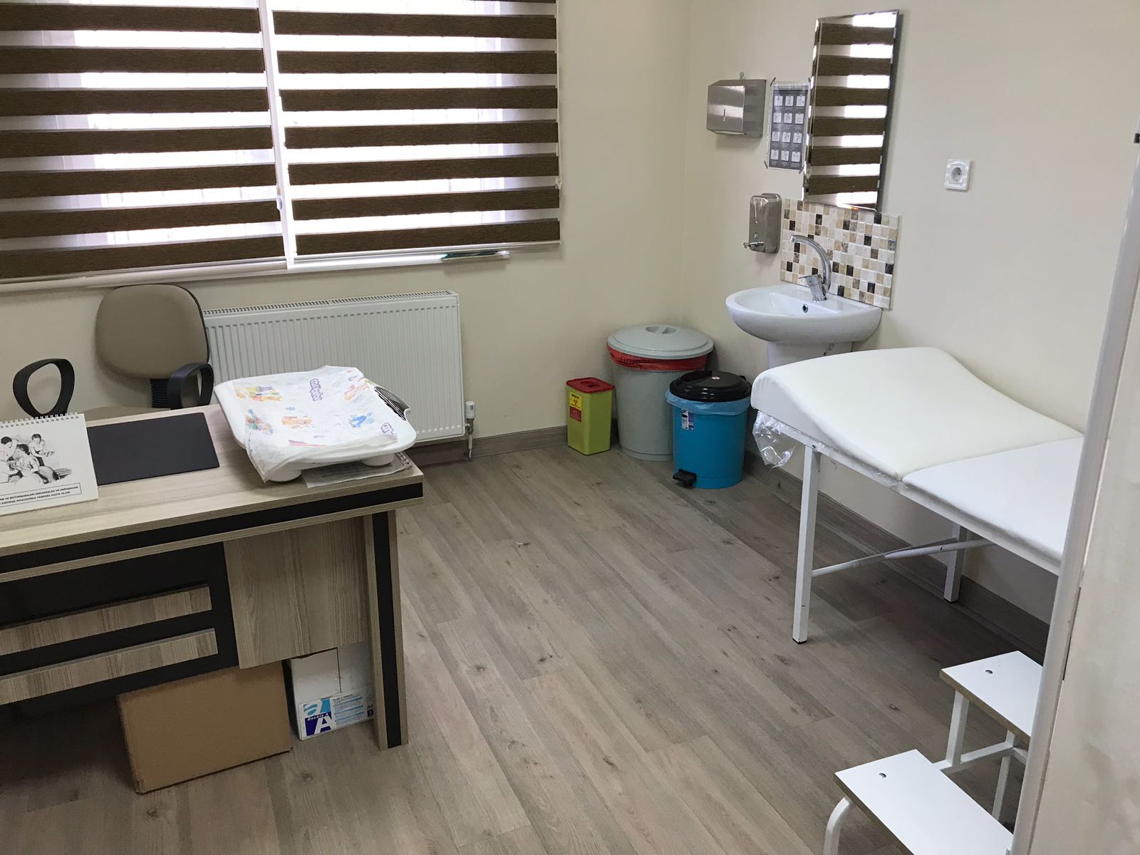 Bebek ve çocuk izlemleri için hazırlanan muayene odası