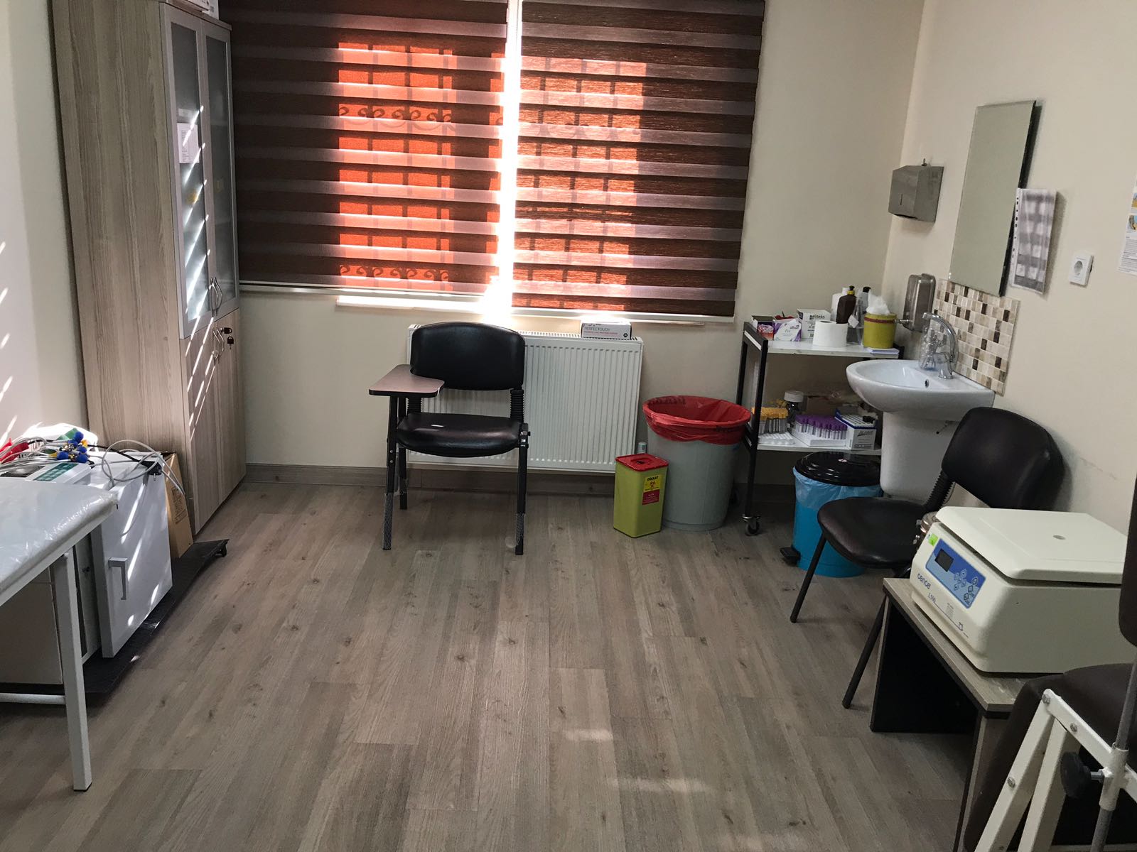 Muayene ve temel sağlık izlemlerinde kullanılan klinik oda